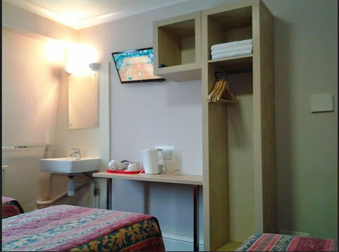 Bedroom 3, Macdonald Hotel, London