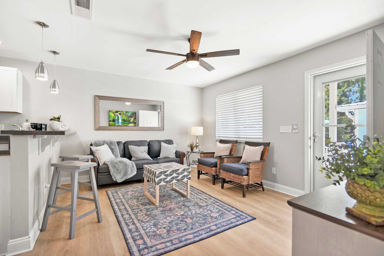 Room 5, Just North of Downtown Fenced Yard BBQ Patio, Saint Johns