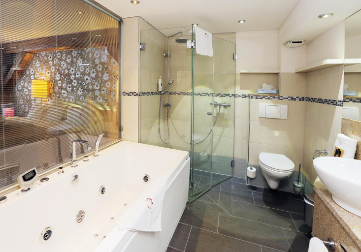 Bathroom 5, Hotel An der Wasserburg, Wolfsburg