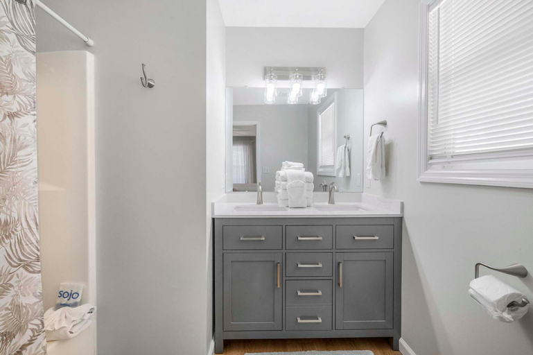 Bathroom 4, Harbor Light, Baldwin