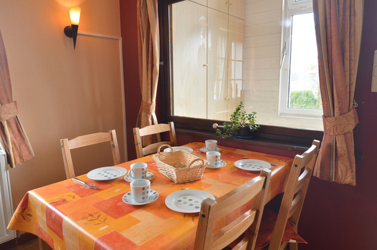 Others 5, Charming Cottage Near Lake, Liège