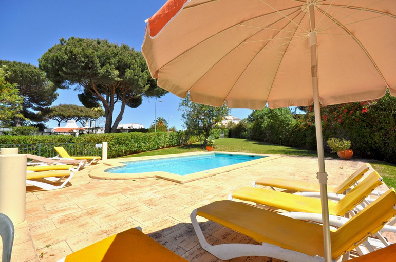 Sport & Beauty 2, Fantastic family private pool villa, free Ac and Wifi, Loulé