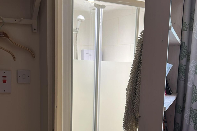 Bathroom 5, 2 Bed-sleeps 3-dog Friendly-garden-riverside, Derbyshire