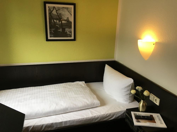 Bedroom 2, rugs HOTEL Koln, Köln