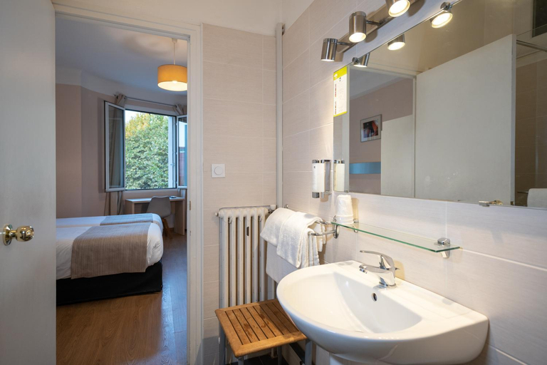 Bathroom 4, The Originals City, Hôtel Mondial, Perpignan, Pyrénées-Orientales