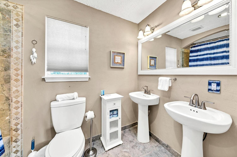 Bathroom 4, The Palms A6, Bay