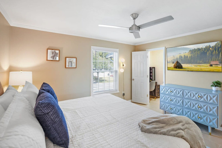 Room 2, Walk Downtown By Conch House Free Parking Games, Saint Johns