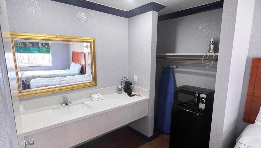 Bathroom 4, Anchorage Inn Lakeport, Lake