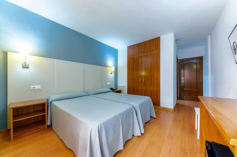 Bedroom 3, Port Vista Oro Hotel, Alicante