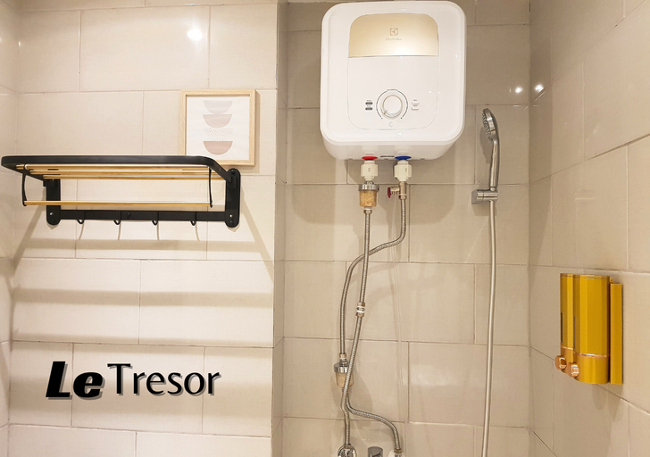 Bathroom 5, Le Tresor Benson Apartment at Supermal Pakuwon, Surabaya