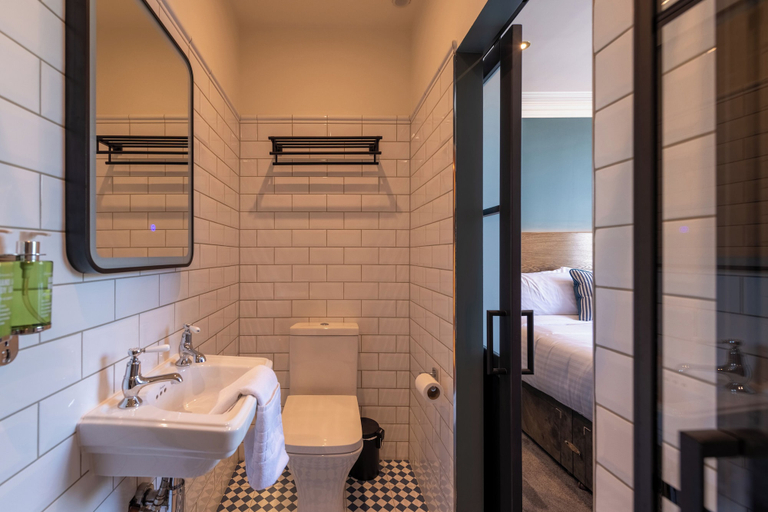 Bathroom 5, The Crown Pub & Guesthouse, London