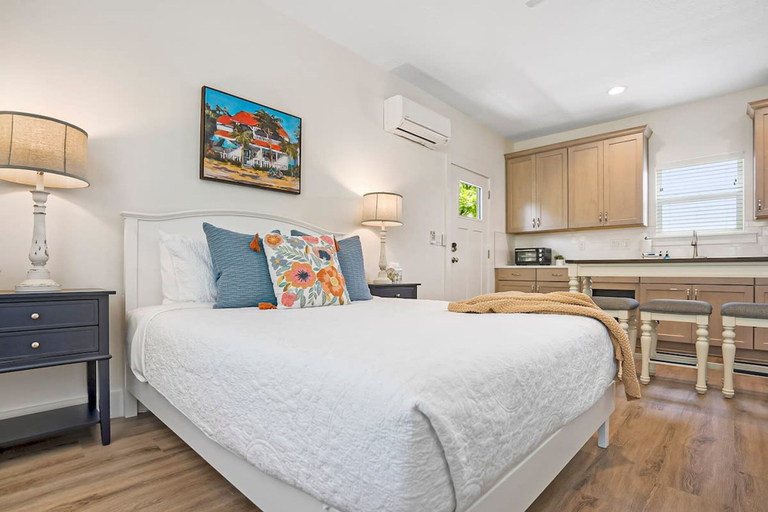 Room 2, Downtown St Augustine Apt Smart TV Pack N Play, Saint Johns