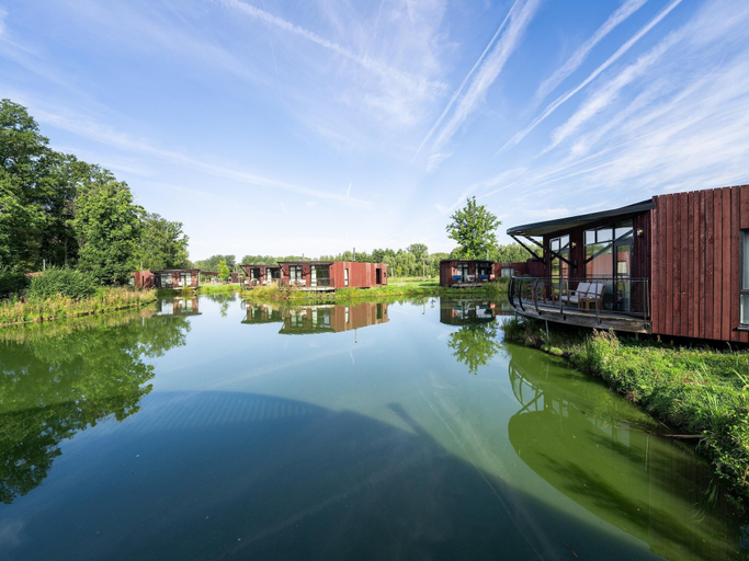 Exterior 4, Lakeside Luxury Mansion, Hainaut