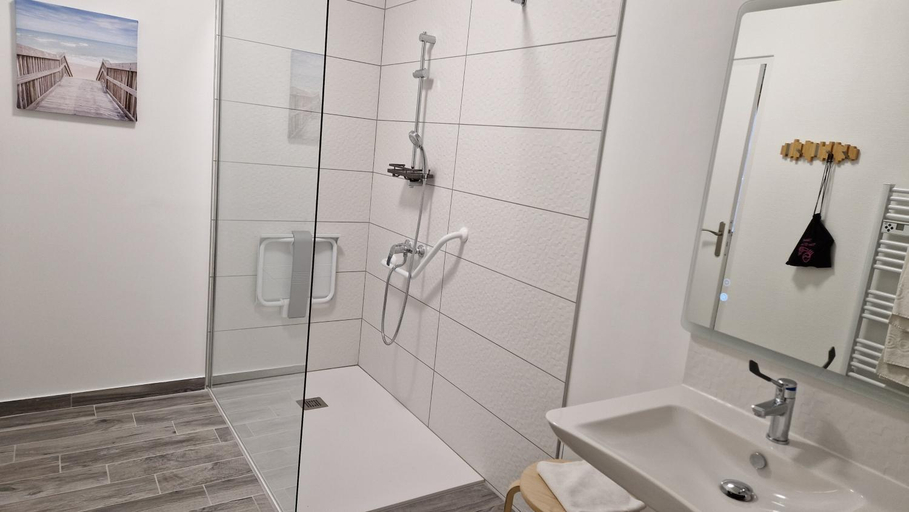 Bathroom 3, Hotel Vent d'Ouest, Seine-Maritime