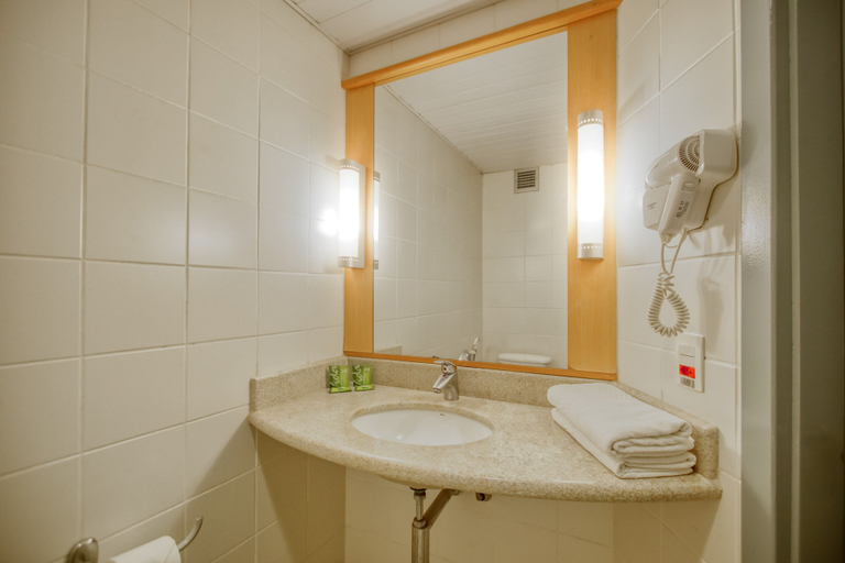 Bathroom 3, Hus Hotel Dourados, Dourados