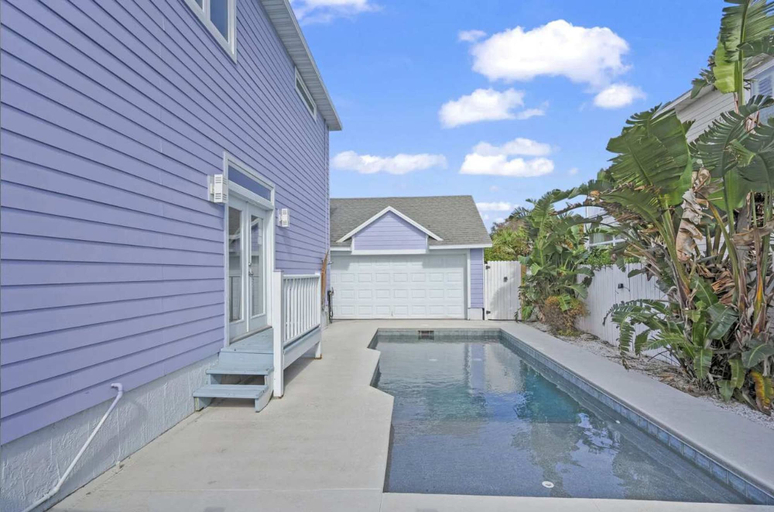 Room 5, Heated Pool Tiki Lounge Steps to Beach Games, Saint Johns
