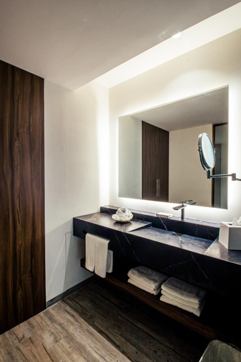 Bathroom 5, Mision de los Angeles, Del Centro