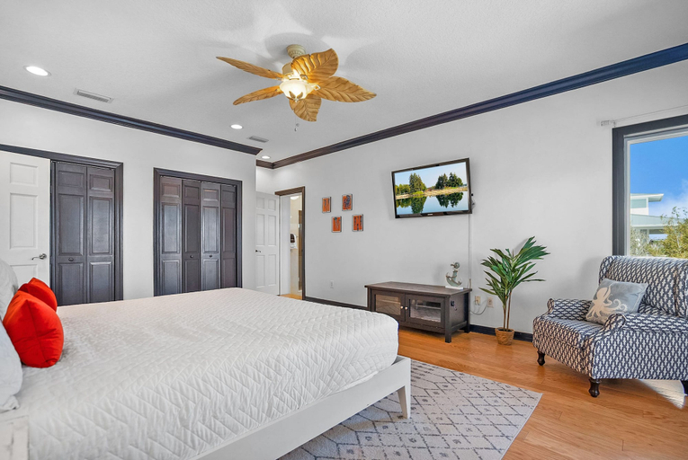 Room 3, Waterfront Home w Patio Heated Pool Dock Beach, Saint Johns