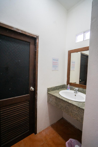 Bathroom 4, Nomads AoNang Party Hostel 18-35 Years Old Only, Mueang Krabi