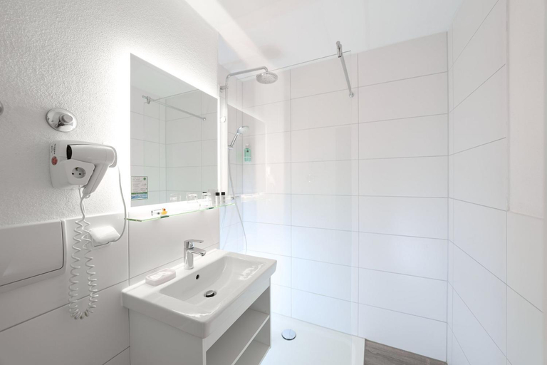 Bathroom 5, Strobinger Hof - Therme Wellness Resort, Rosenheim