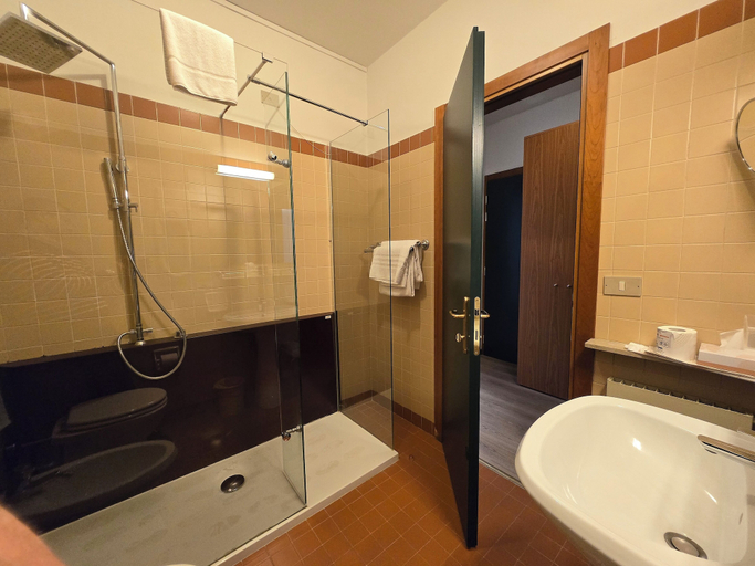 Bathroom 5, Hotel Cristallo, Udine