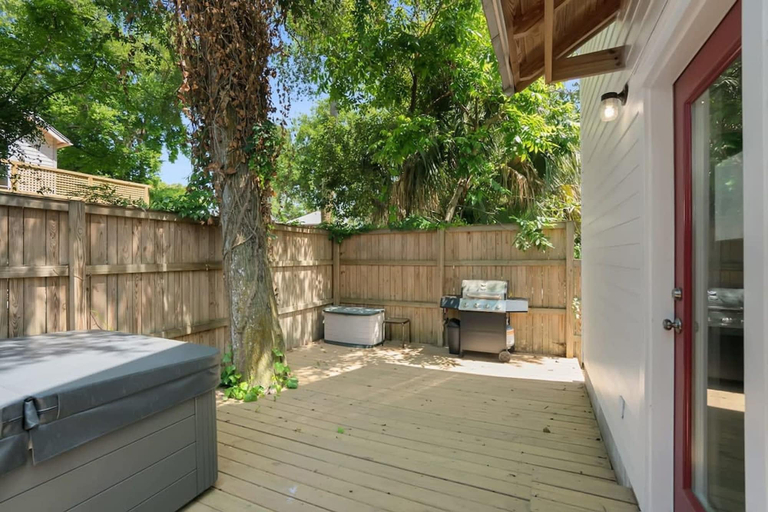 Room 4, Hot Tub Propane BBQ Downtown St Aug Parking, Saint Johns