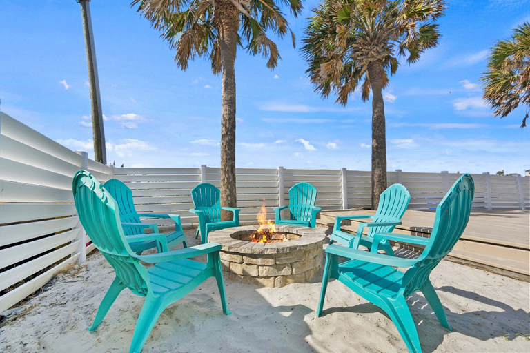 Room 3, Oceanfront Serenity Under the Sea Tiki Bar BBQ, Saint Johns