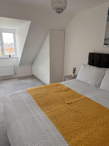 Room 5, House - Sleeps 6 - Parking, Coventry