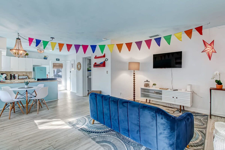 Room 5, Hot Tub Free Parking Retro Cottage Games, Saint Johns