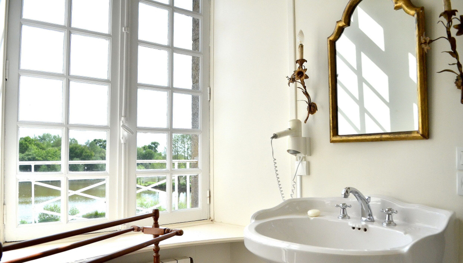 Bathroom 5, Château de la Motte Beaumanoir, Ille-et-Vilaine
