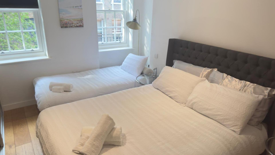 Room 5, Covent Garden 2-bed Apt, Sleeps 6, 4 Mins to Tube, London