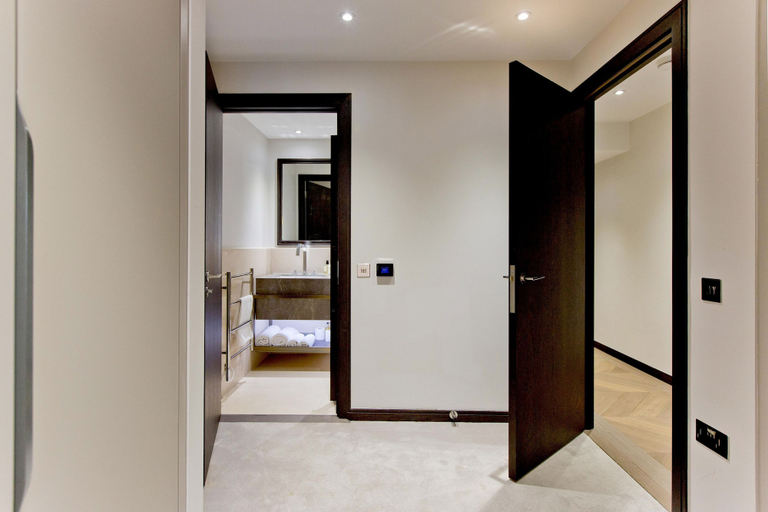 Bedroom 2, 3-bed Deluxe Apt 413, London