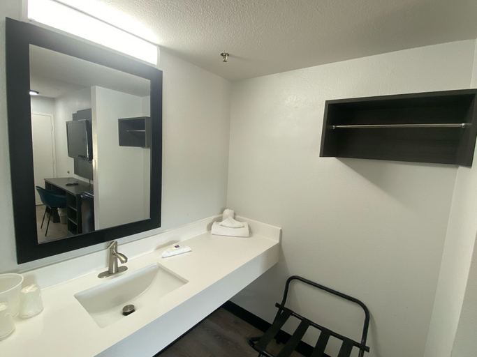 Bathroom 4, Motel 6 Windsor Locks, CT - Hartford, Hartford