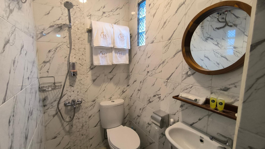 Bathroom 13