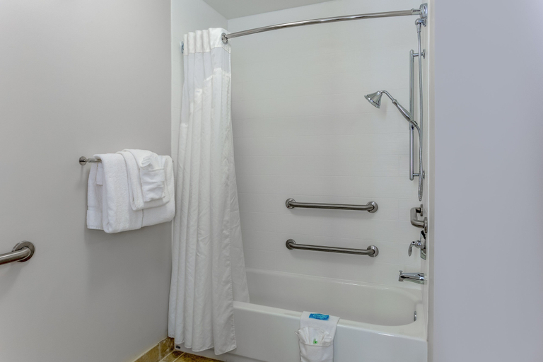 Bathroom 5, Holiday Inn Express & Suites VANDALIA by IHG, Fayette