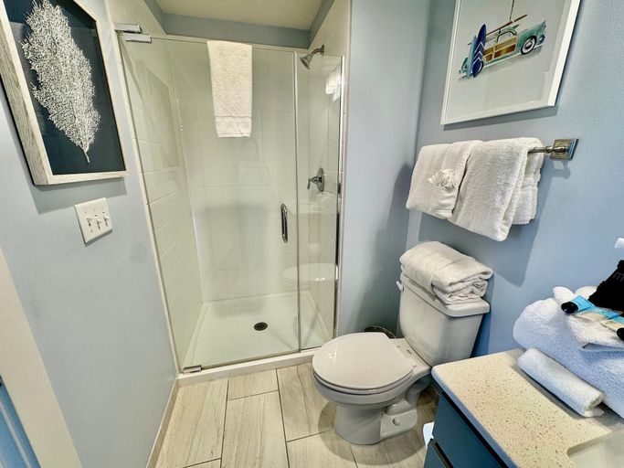 Bathroom, Calypso 3-2112, Bay