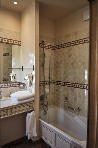 Bathroom 4, Hostellerie de la Tour d'Auxois, Côte-d'Or