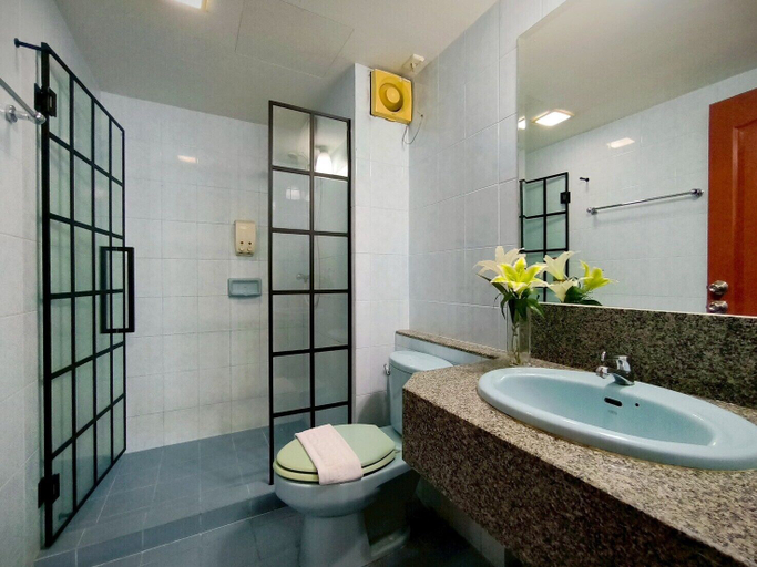 Bathroom 3, Centric Place Hotel, Huai Kwang