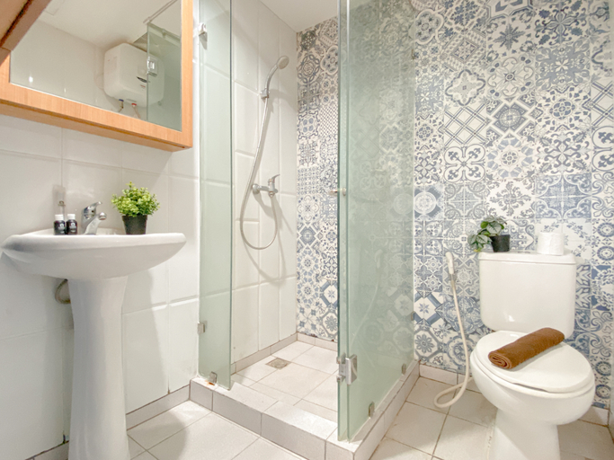 Bathroom 5, Warm Neutral Look Studio Apartment Ambassade Kuningan By Travelio, South Jakarta