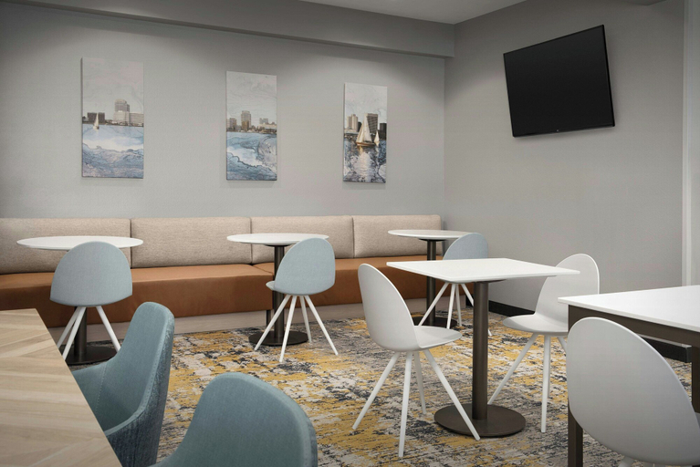 Food & Drinks 5, TownePlace Suites by Marriott Suffolk Chesapeake, Suffolk