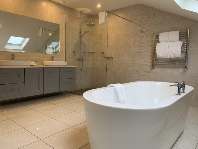 Bathroom 4, Mill Park Hotel