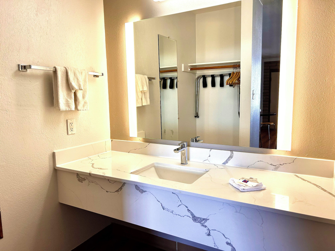 Bathroom 4, Motel 6 Safford, AZ, Graham