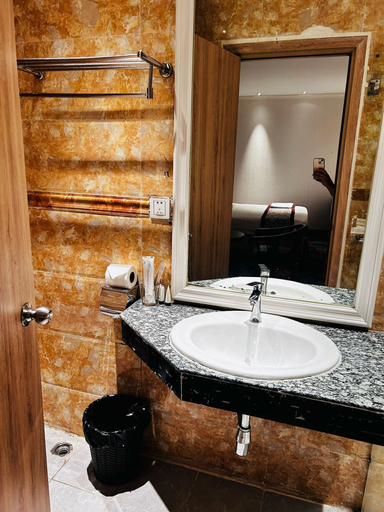Bathroom 4, A1 Royal hotel Riverside, Phnom Penh