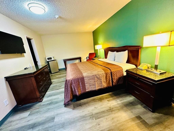 Bedroom 5, Kings Inn Motel, Tulare
