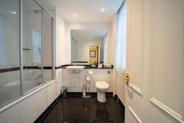 Bathroom 4, Grange Portland, London