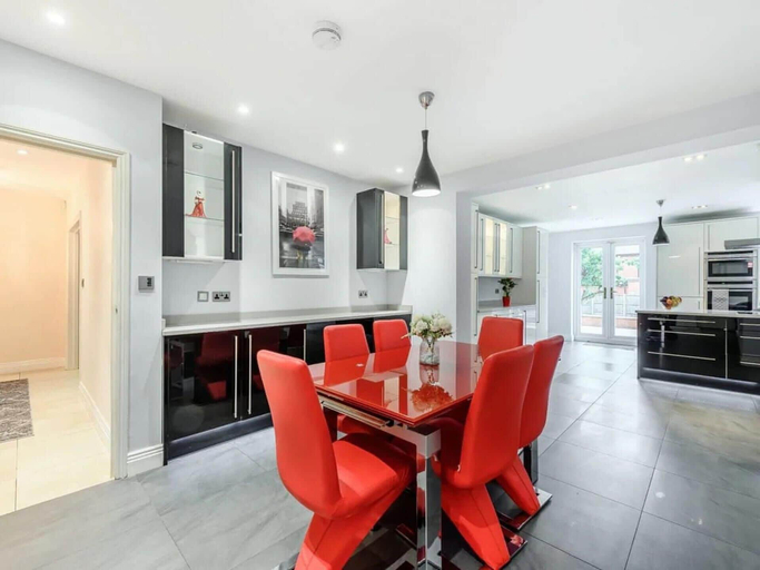 Dining, 6 Bed House - Sleeps 11 - Pets - Garden - Parking, Hertfordshire