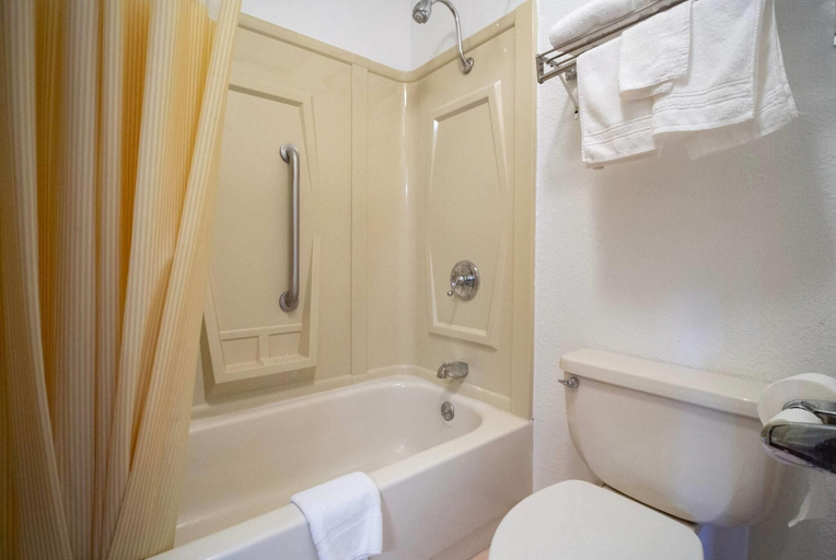Bathroom 4, Days Inn by Wyndham Clinton OK, Custer