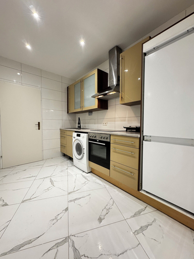 Others 5, Lovely 4BR Apt Near Kaufpark Alterlaa, Wien