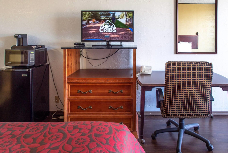 Bedroom 3, Days Inn by Wyndham Clinton OK, Custer