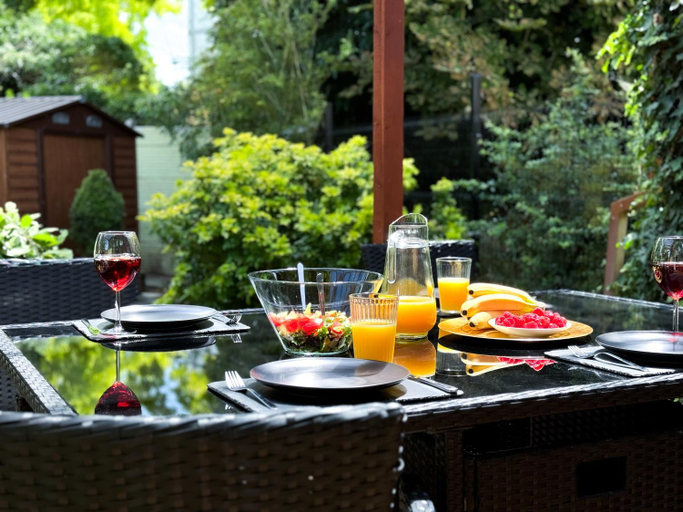 Food & Drinks 3, Luxurious House with Spa Bath & Private Garden, London